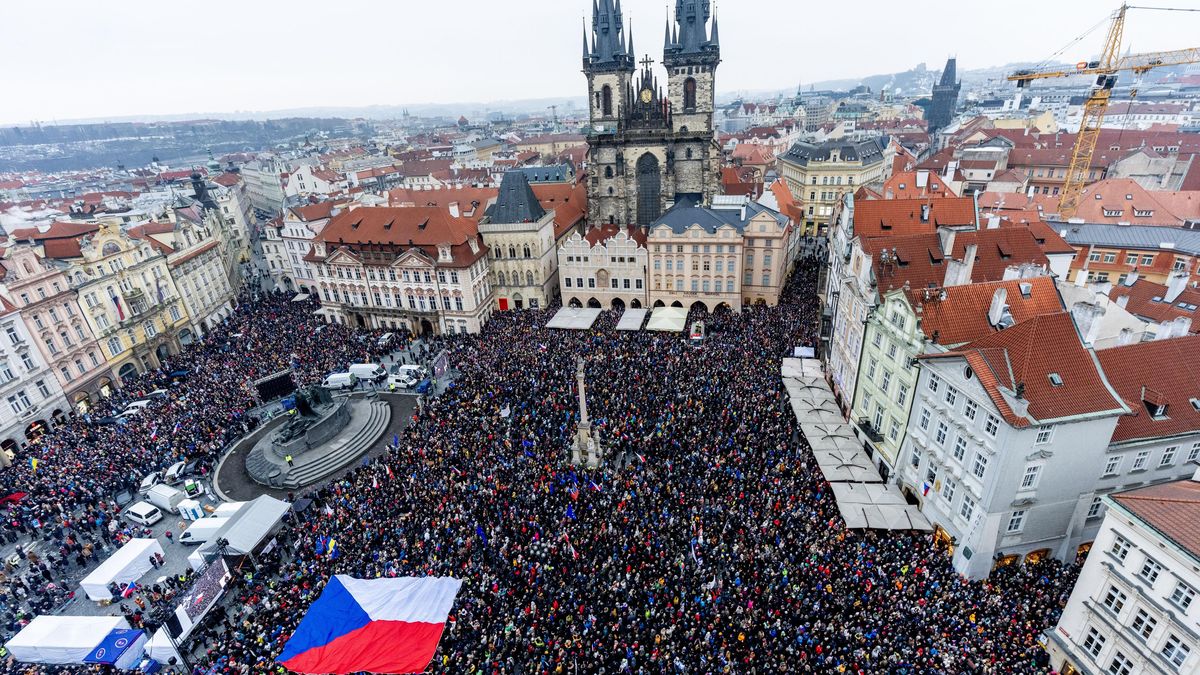 Odmítl hajlujícího Turka. Nedělní demonstrace za prezidenta zaujala i ve světě